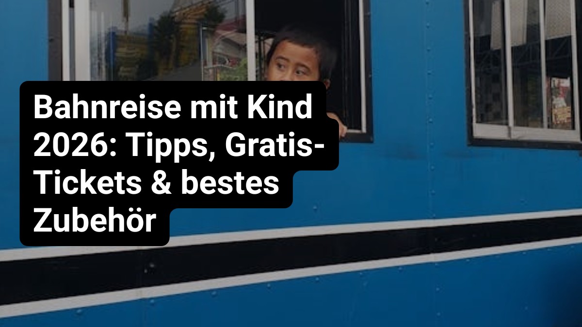 Kind schaut aus dem Zugfenster - Bahnreise mit Kind